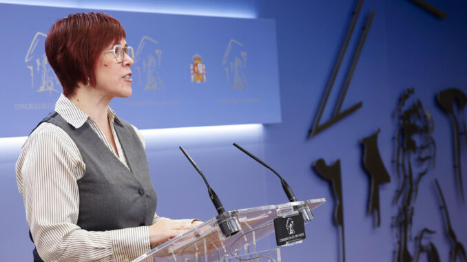 La diputada de Sumar Águeda Micó durante la rueda de prensa ofrecida este martes en el Congreso de los Diputados. EFE/J.P.Gandul
