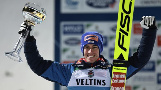 Stefan Kraft, tras ganar la primera prueba de la septuagésima tercera edición del prestigioso Torneo de los Cuatro Trampolines de saltos de esquí nórdico, que se disputa este domingo en la rampa grande de Oberstdorf (Alemania).EFE/EPA/ANNA SZILAGYI
