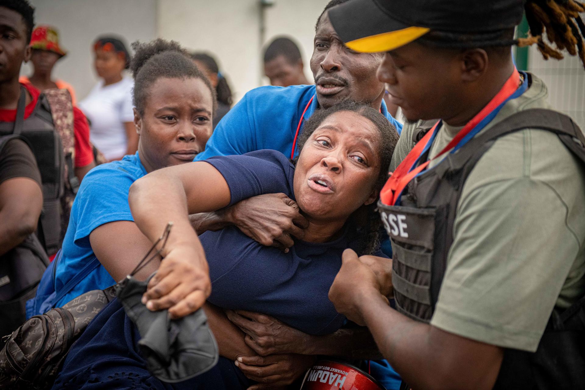 La esposa de un periodista reacciona a las afueras del hospital La Paixe este martes 24 de diciembre, en Puerto Príncipe (Haití).EFE/ Johnson Sabin
