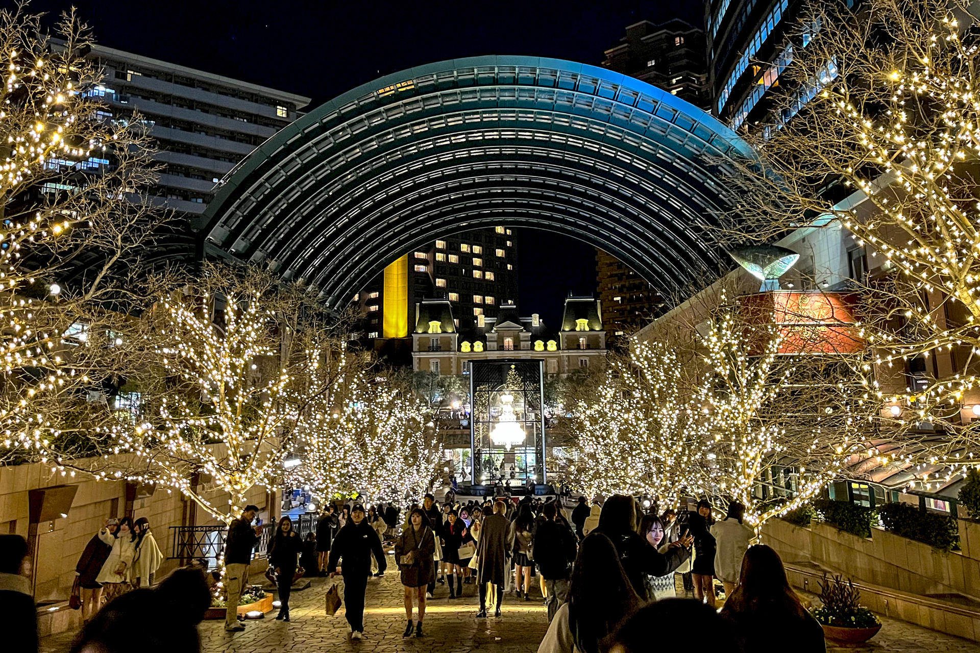 Las calles de ciudades niponas como Tokio, Osaka y Yokohama se visten de luces, decoraciones y mercados navideños similares a los europeos para celebrar unas fiestas que este país, en el que solo un 1 % de la población es cristiana, adoptó sin implicaciones religiosas. En la imagen, Mercado navideño de Ebisu Garden, en Tokio. EFE/Sara Rodríguez Pachón
