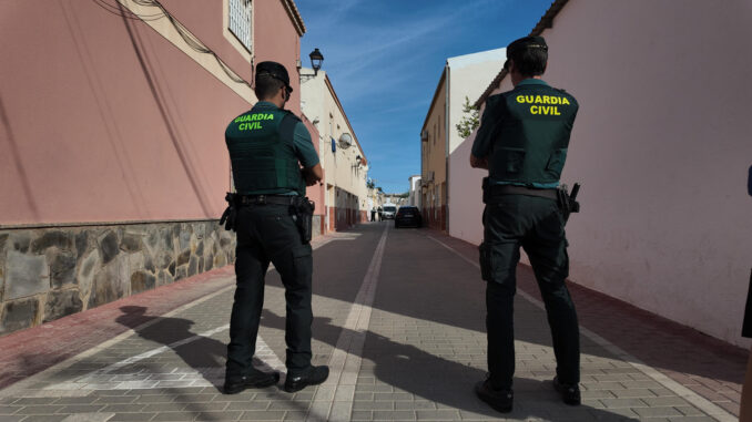 Foto del pasado mes de octubre en La Mojonera (Almería). La Guardia Civil junto a la vivienda donde un hombre mató a su mujer. EFE/Carlos Barba
