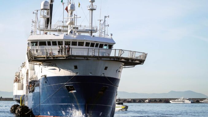 El barco Geo Barents llega al puerto de Nápoles, Italia, 27 de abril de 2023. 
 EFE/EPA/CESARE ABBATE
