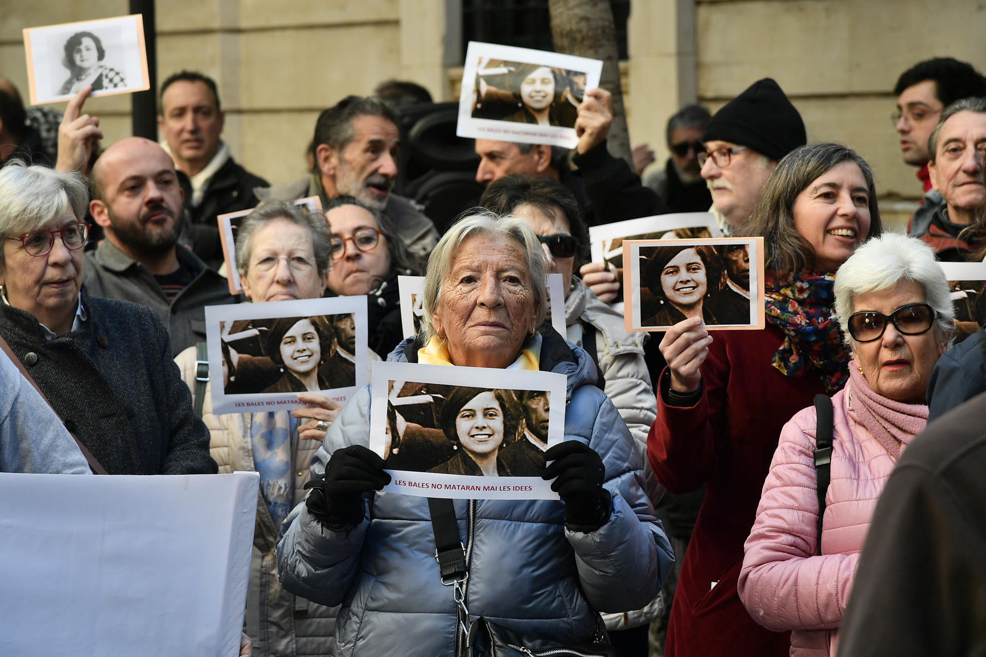 En la imagen, personas que pedían que no se retirara la Ley de Memoria Democrática, durante el pleno del Parlament Balear de este martes. EFE/ Miquel A. Borràs
