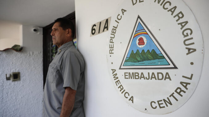 Fotografía de archivo del pasado 5 de mayo de 2024 de un guardia que vigila afuera de la sede de la embajada de Nicaragua en Panamá, donde se encuentra asilado el expresidente panameño Ricardo Martinelli, en Ciudad de Panamá (Panamá). EFE/ Bienvenido Velasco
