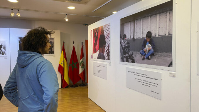 La vida cotidiana de los marroquíes y peruanos queda reflejada en una exposición del fotógrafo peruano Nicola Moreno que se inauguró este jueves en la sede del Instituto Cervantes de Rabat. Estos retratos "muestran como ambas identidades están conectadas intrínsecamente en su humanidad", dijo a EFE Moreno, quien subrayó que ambos países comparten varias similitudes como la calidad humana en su "desarrollo y padecimiento existencial". EFE/ Fatima Zohra Bouaziz
