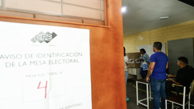 Fotografía de archivo de venezolanos votando el pasado 28 de julio de 2024 en Caracas (Venezuela). EFE/ Henry Chirinos
