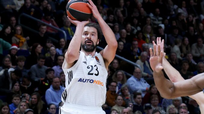 El jugador del Real Madrid Sergio Llull en acción durante el partido de la Euroliga que han jugado Alba Berlin y Real Madrid, en Berlin, Alemania. EFE/EPA/FILIP SINGER
