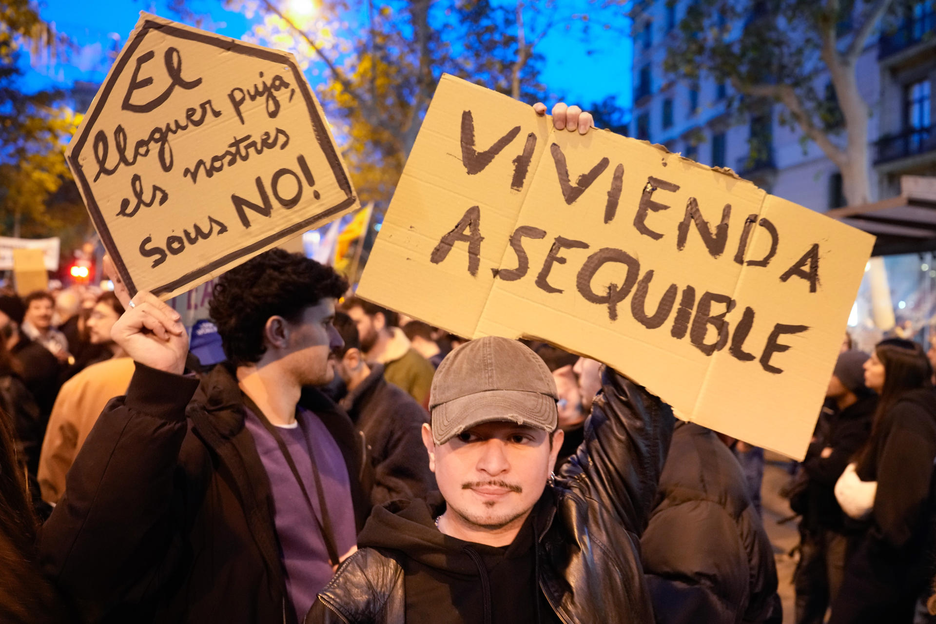 Vista de la manifestación celebrada en Barcelona el pasado 23 de noviembre para exigir una bajada de los alquileres y en defensa del derecho a la vivienda, bajo el lema 'S'ha acabat' (Se ha terminado). EFE/ Enric Fontcuberta
