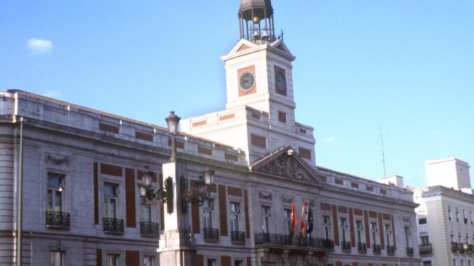 Imagen de archivo de la fachada de la antigua Casa de Correos con su torre y su reloj. EFE/Carlos Pulido
