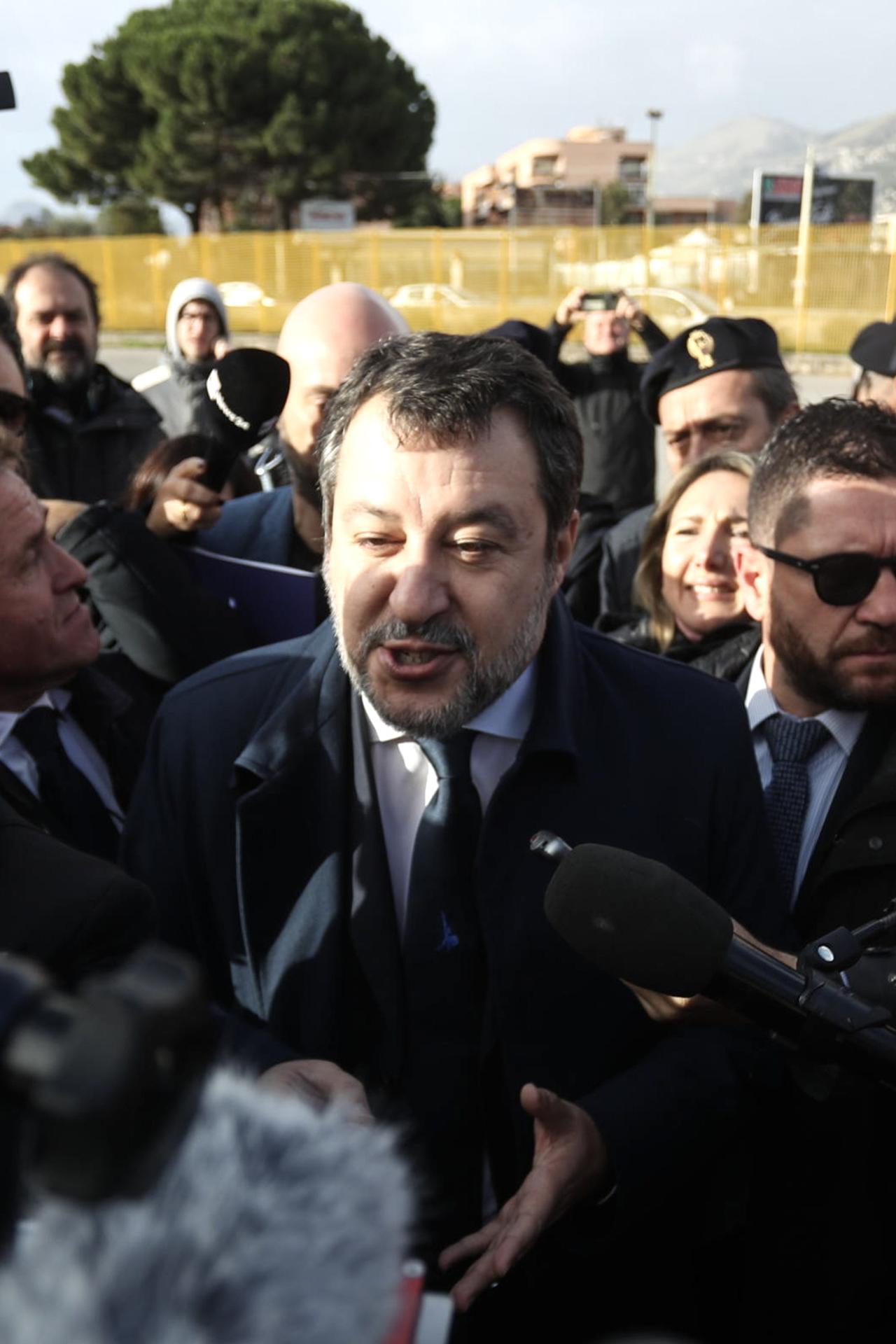 El Viceprimer Ministro italiano Matteo Salvini (C) habla con los periodistas al llegar a la sala de juicios del búnker de la prisión de Pagliarelli para el veredicto de su juicio, en Palermo, Sicilia, Italia, 20 de diciembre de 2024. Los fiscales de la ciudad siciliana han solicitado una pena de seis años de prisión para Salvini por los cargos de secuestro y negativa a realizar actos públicos por no permitir el desembarco de 147 migrantes rescatados por el buque de la ONG española Open Arms durante 19 días en agosto de 2019, cuando era ministro del Interior. (Italia) EFE/EPA/IGOR PETYX
