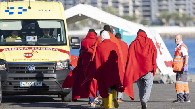 La Salvamar Macondo, de Salvamento Marítimo, ha rescatado este jueves a un cayuco que estaba a punto de llegar a la playa de Maspalomas, en Gran Canaria, y ha trasladado al puerto de Arguineguín a sus 54 ocupantes. EFE/Quique Curbelo
