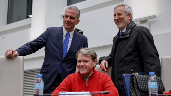 El portavoz de Vox, Javier Ortega Smith (i), posa con el concejal de su grupo Ignacio Ansaldo Adriaensens (d) antes del el pleno del Ayuntamiento de Madrid este lunes. EFE/ Daniel González
