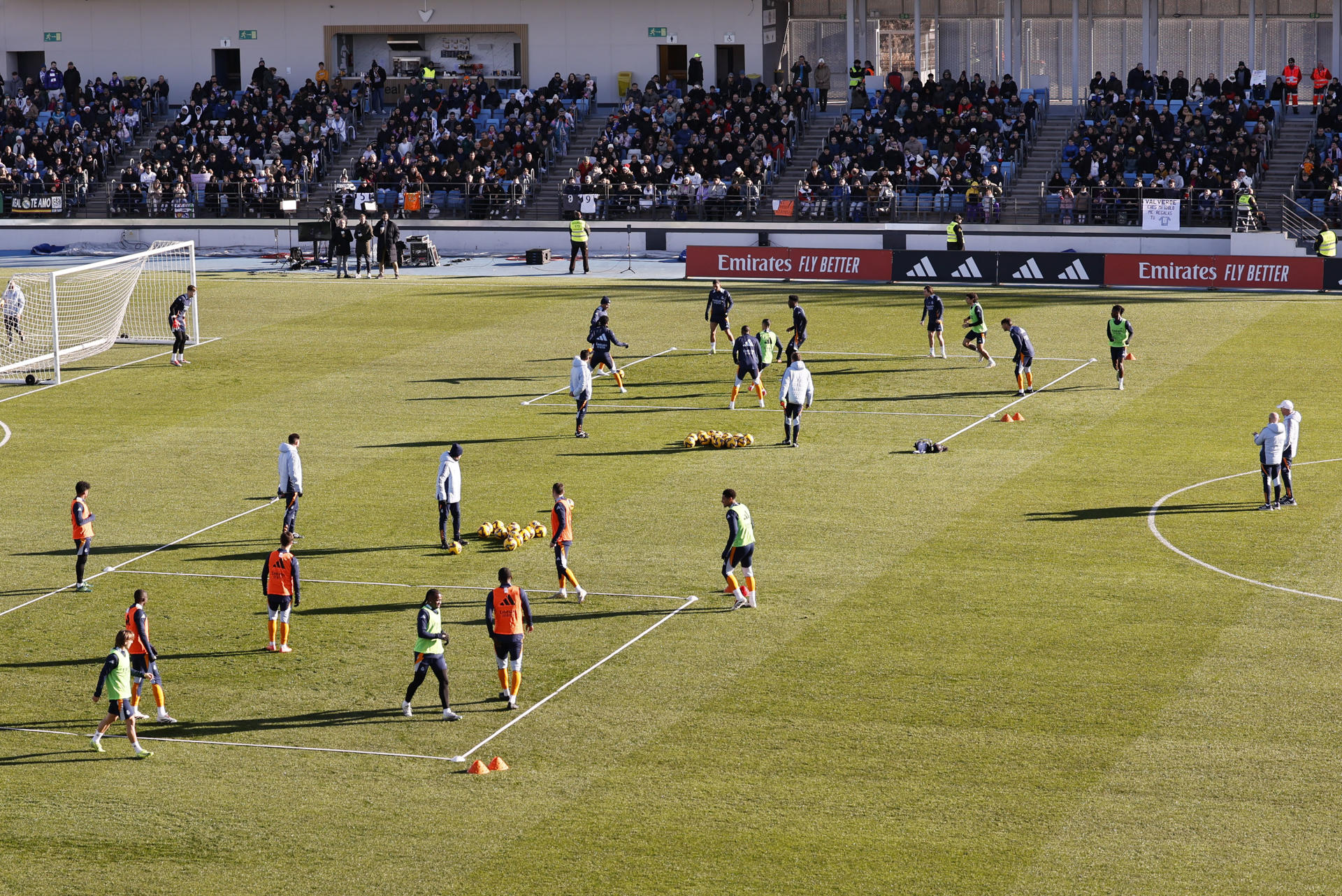 Tras regresar el lunes al trabajo después del descanso navideño, el Real Madrid se entrenó a puerta abierta, con acceso único para los socios del club. EFE/Ballesteros
