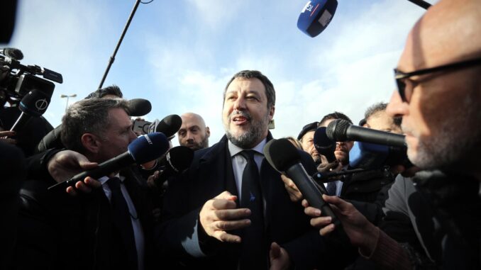 El vicepresidente de Italia, Matteo Salvini, se dirige a los medios de comunicación en Roma, este viernes. Los jueces del Tribunal de la ciudad de Palermo (sur) se retiraron este viernes a deliberar la sentencia del juicio a Matteo Salvini, imputado por bloquear el desembarco de los inmigrantes rescatados en 2019 por la ONG española Open Arms. EFE/ Igor Petyx
