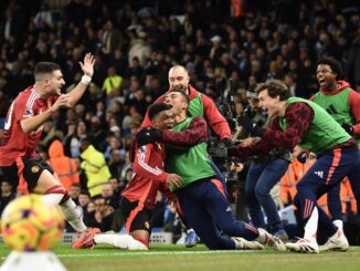 El jugador del Manchester United Amad Diallo (C-I) celebra el gol del triunfo con sus compañeros durante el partido de la Premier League que han jugado Manchester City y Manchester United, en Manchester, Reino Unido. EFE/EPA/PETER POWELL