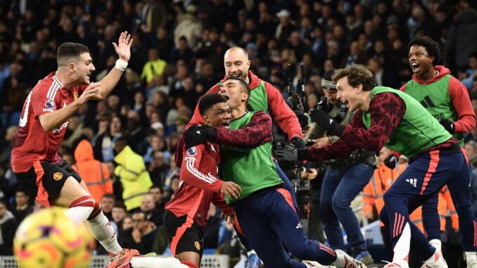 El jugador del Manchester United Amad Diallo (C-I) celebra el gol del triunfo con sus compañeros durante el partido de la Premier League que han jugado Manchester City y Manchester United, en Manchester, Reino Unido. EFE/EPA/PETER POWELL
