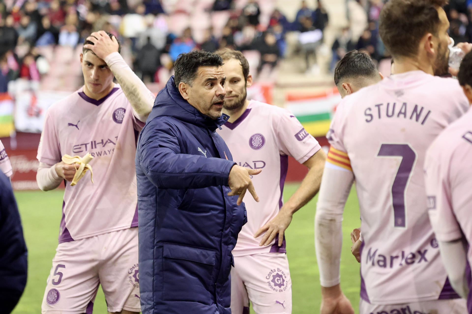 El técnico del Girona, Michel, antes del inicio de la primera parte de la prórroga durante el partido de fútbol de la segunda ronda de la Copa del Rey entre la Unión Deportiva Logroñés y el Girona FC, este miércoles en el Estadio Municipal de Las Gaunas, en Logroño.-EFE/ Raquel Manzanares
