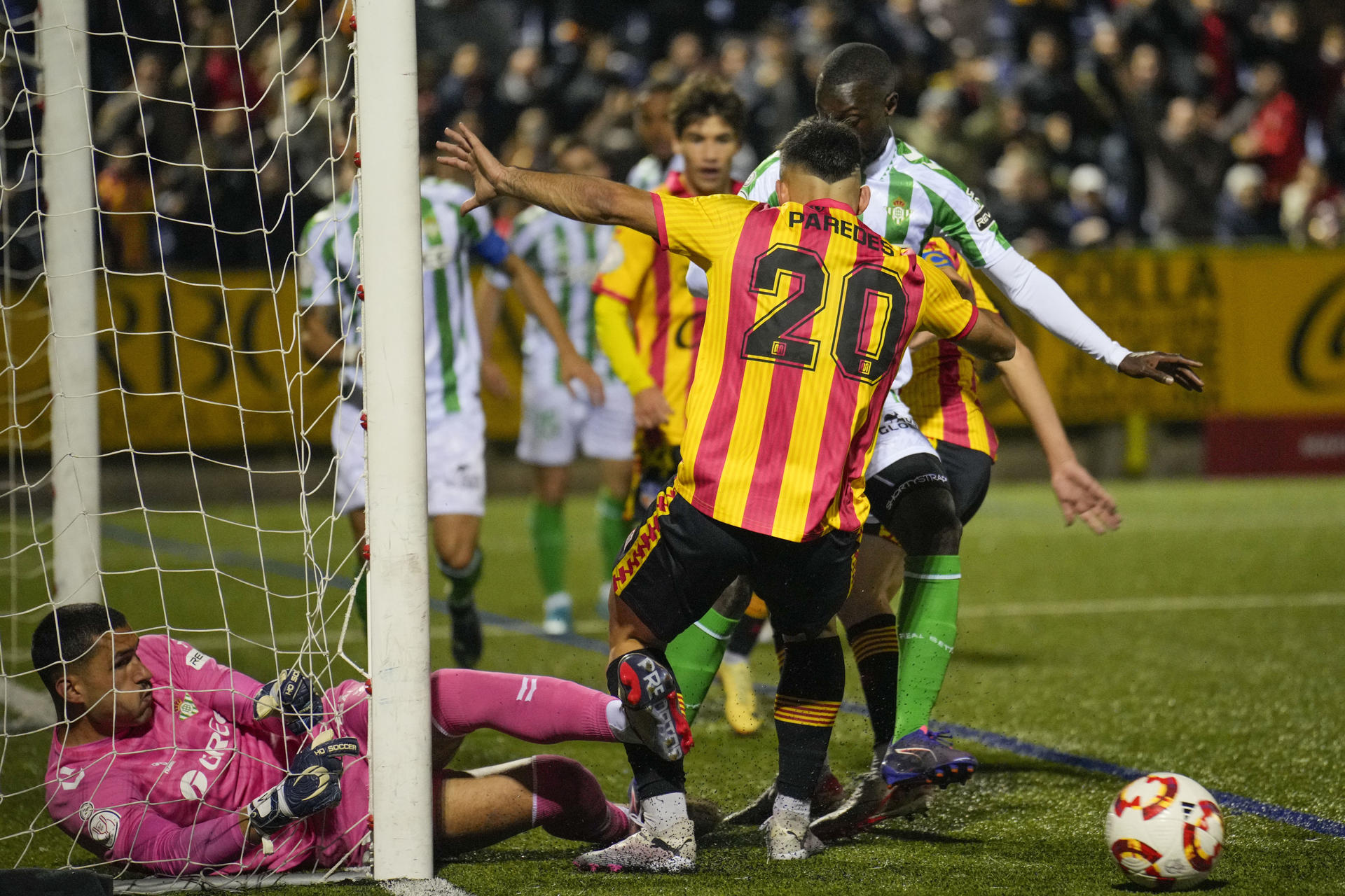 El delantero del Betis Jesús Rodríguez (d) disputa un balón con el delantero de la Unió Esportiva Sant Andreu Marc Jurado (i), durante el partido de segunda ronda de Copa del Rey que Unió Esportiva Sant Andreu y Real Betis Balompié disputaron en el Campo Municipal Narcís Sala, en Barcelona. EFE/ Alejandro García
