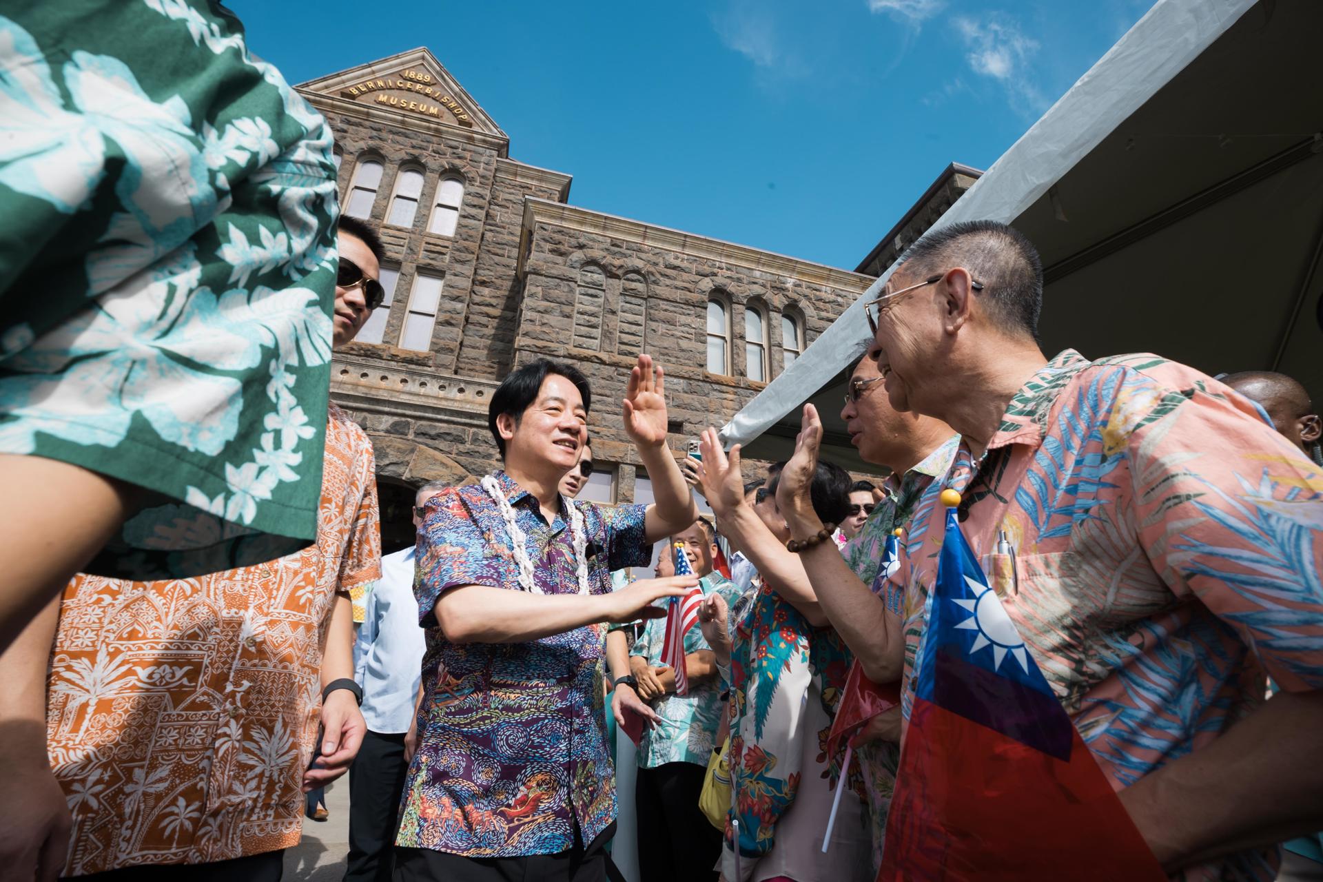 El presidente de Taiwán, William Lai, es recibido por taiwaneses residentes en Hawái durante su visita al Museo Bishop en Honolulu, Hawái, EE. UU., el 30 de noviembre de 2024. EFE/EPA/LIU SHU FU/USO EDITORIAL SOLAMENTE DE LA OFICINA DEL PRESIDENTE DE TAIWAN/NO VENTAS
