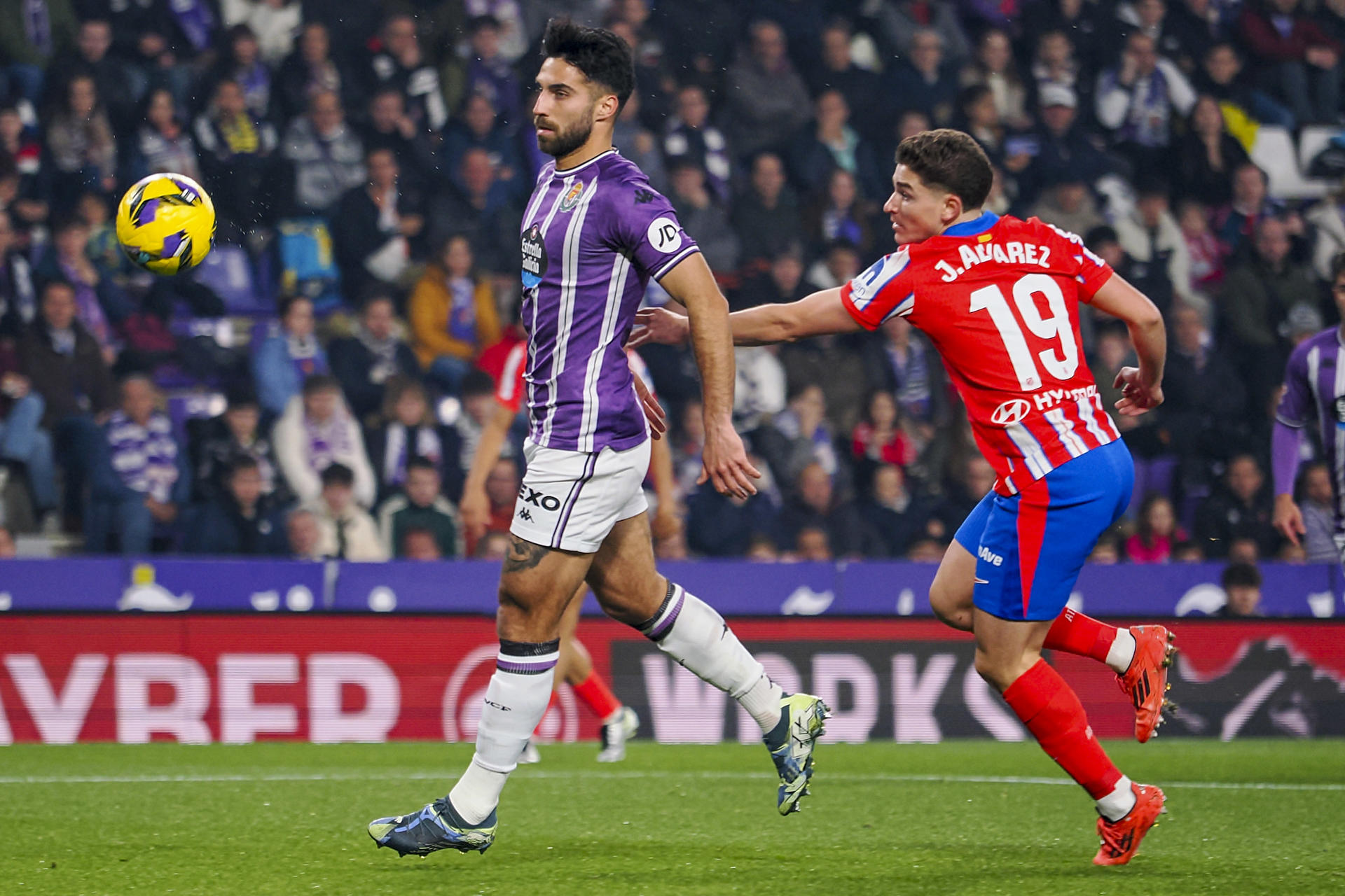 El delantero argentino del Atlético de Madrid Julián Álvarez (d) y el defensa suizo del Valladolid Eray Comert durante el partido de LaLiga entre el Real Valladolid y el Atlético de Madrid, este sábado en el estadio José Zorrilla. EFE/R. GARCIA.
