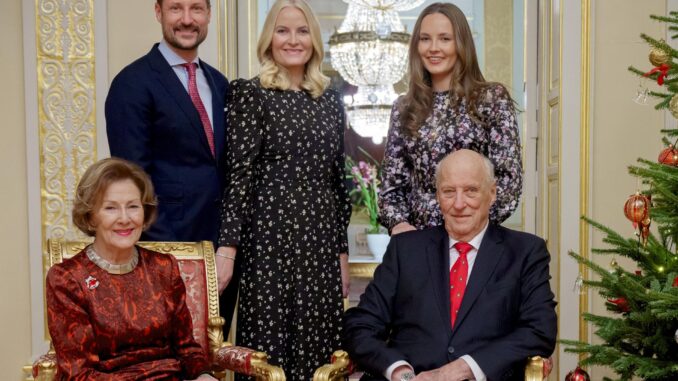 La familia real noruega (de izquierda a derecha), el príncipe heredero, Haakon, la princesa Mette-Marit y la princesa Ingrid Alexandra, posan con el rey Harald y la reina Sonja durante la sesión fotográfica anual de Navidad en el Palacio Real de Oslo, el 19 de diciembre de 2024 (publicada el 22 de diciembre de 2024). Noruega EFE/EPA/STIAN LYSBERG SOLUM NORWAY OUT
