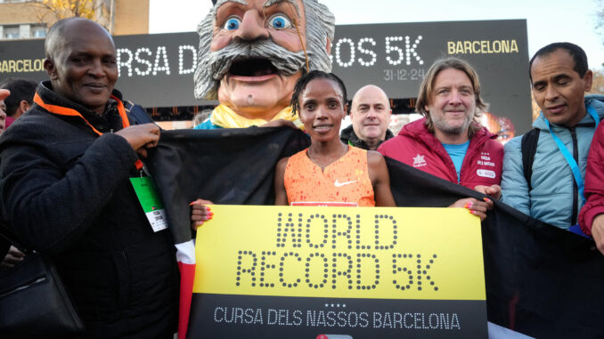 La keniana Beatrice Chebet, doble campeona olímpica de 5.000 y 10.000 metros en los Juegos de París 2024, ha logrado bajar en diecinueve segundos el récord del mundo de 5km en ruta que ella misma ostentaba para dejarlo este martes en 13:54 y proclamarse de nuevo ganadora de la Cursa del Nassos. EFE/ Enric Fontcuberta
