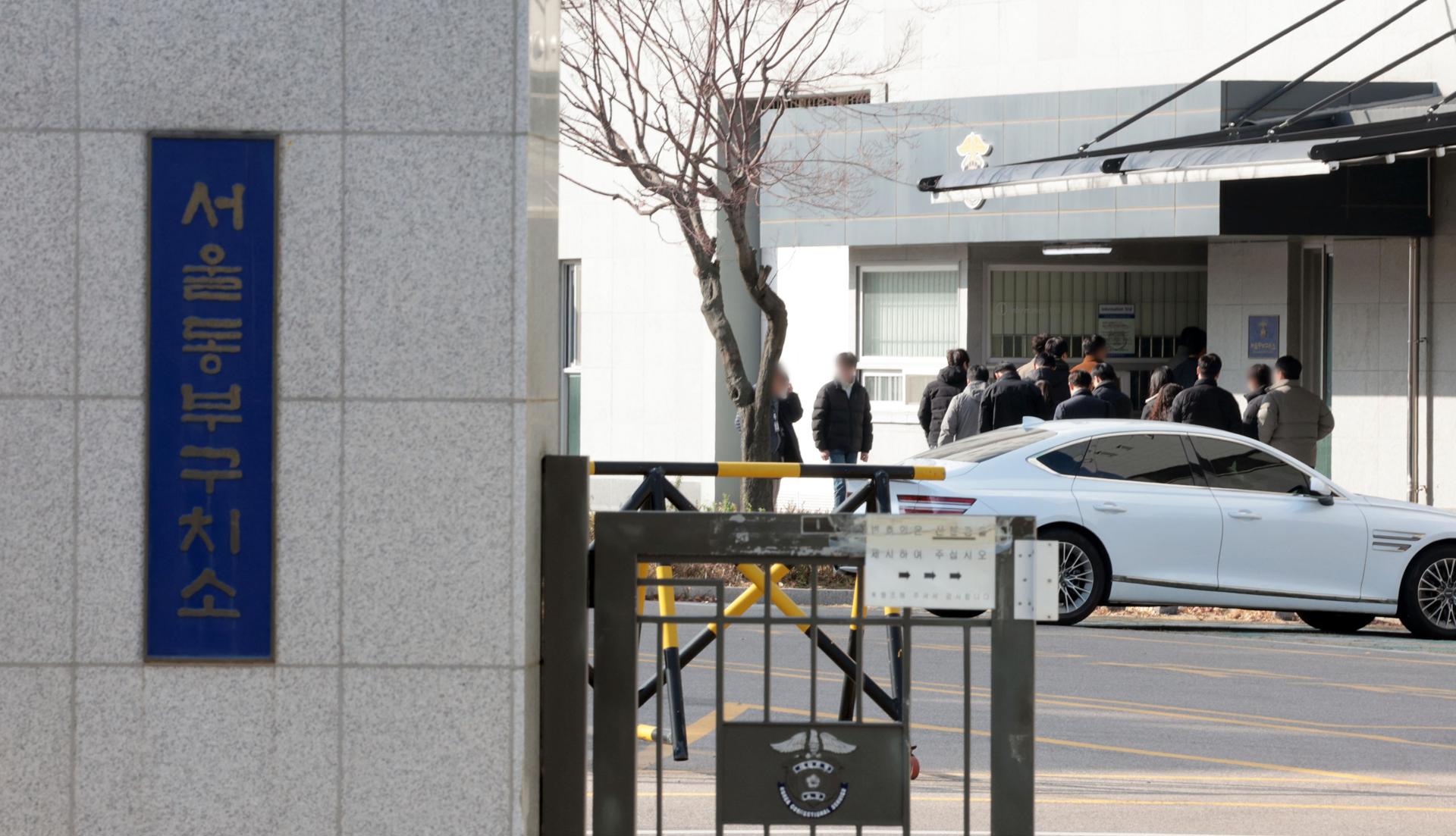 Vista de la puerta principal del Centro de Detención Dongbu de Seúl, donde se encuentra el exministro de Defensa Kim Yong-hyun, en Seúl, Corea del Sur. 
 EFE/EPA/YONHAP SURCOREA FUERA
