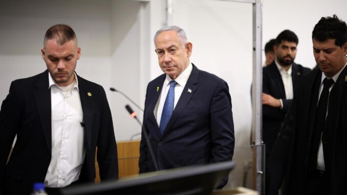 El Primer Ministro israelí Benjamin Netanyahu asiste a su juicio por cargos de corrupción en el tribunal de distrito de Tel Aviv, Israel, el 16 de diciembre de 2024. Netanyahu está listo para testificar en su juicio por casos de corrupción. EFE/EPA/STOYAN NENOV / POOL
