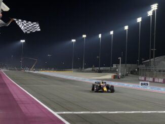 El piloto del Red Bull Racing Max Verstappen en acción durante el GP de Qatar en el Circuito de Lusail en Qatar. EFE/EPA/ALI HAIDER