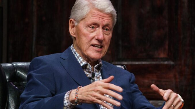 Fotografía de archivo del expresidente estadounidense Bill Clinton mientras habla en el Constitution Hall 'Hijas de la Revolución Americana' en Washington, DC, EE. UU., el 21 de noviembre de 2024.EFE/EPA/Will Oliver
