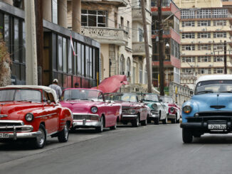 Fotografía del 12 de diciembre de 2024 de autos clásicos de la década de los 50 y de fabricación en los Estados Unidos sobre una avenida, en La Habana (Cuba). EFE/ Ernesto Mastrascusa