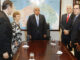 El presidente de Panamá, José Raúl Mulino (c), la expresidenta Mireya Moscoso (2-i), el expresidente Ernesto Pérez Balladares (2-d), y el expresidente Martín Torrrijos (d), reaccionan durante una reunión este lunes, en la Ciudad de Panamá (Panamá). EFE/ Bienvenido Velasco