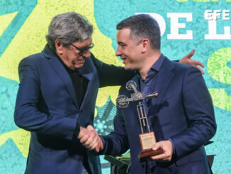 .- El actor Antonio Dechent (i) recoge de manos del vicepresidente de Prodetur, Rodrigo Rodríguez Hans (d), el premio a la trayectoria en la gala final del Certamen de Cortos de la Provincia de Sevilla, que convoca la Diputación a través de Prodetur, que se ha celebrado esta noche en Sevilla. EFE/ Raul Caro