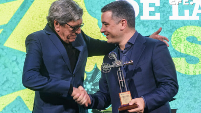 .- El actor Antonio Dechent (i) recoge de manos del vicepresidente de Prodetur, Rodrigo Rodríguez Hans (d), el premio a la trayectoria en la gala final del Certamen de Cortos de la Provincia de Sevilla, que convoca la Diputación a través de Prodetur, que se ha celebrado esta noche en Sevilla. EFE/ Raul Caro
