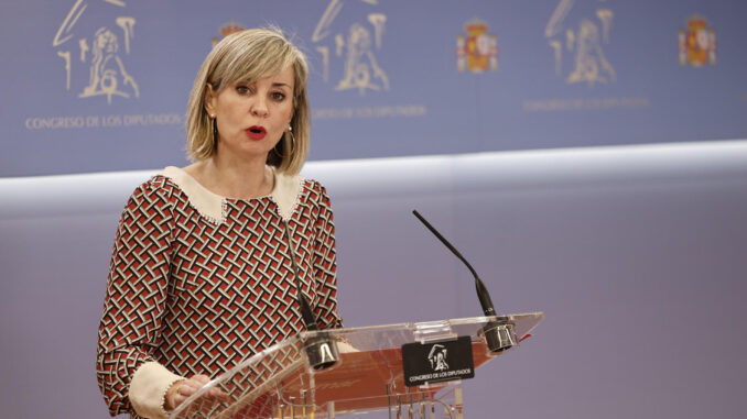 La portavoz de Sumar Verónica Barbero durante la rueda de prensa ofrecida en el marco de la reunión de la Junta de Portavoces celebrada este jueves en el Congreso. EFE/Sergio Pérez
