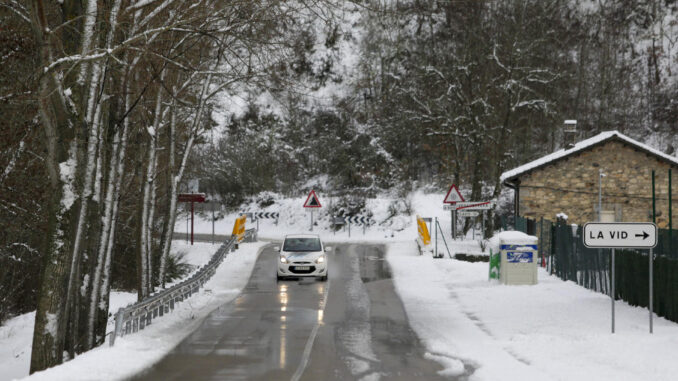 Vista de una calle nevada este lunes en La Vid de Gordon, en la provincia de León. EFE/J.Casares
