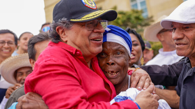 Fotografía cedida por la oficina de prensa de la presidencia de Colombia del presidente, Gustavo Petro (i), reunido con habitantes de calle en la Plaza de Armas de la Casa de Nariño este martes, en Bogotá (Colombia). EFE/ Presidencia De Colombia
