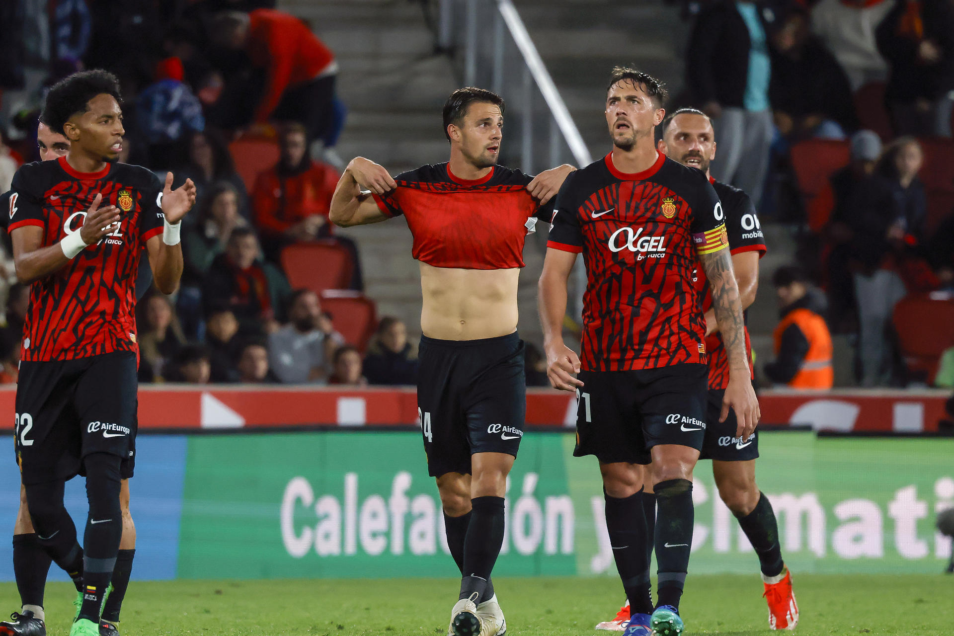 El delantero kosovar del Mallorca Vedat Muriqi (d) celebra con compañeros tras anotar el gol del empate durante el partido de LaLiga de la jornada 19 en el estadio de Son Moix.- EFE/ Cati Cladera
