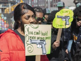 Fotografía de archivo de estudiantes, miembros del personal y defensores de Williamsburg Charter High School que participan en una manifestación contra la violencia armada en el distrito de Brooklyn de Nueva York, EE. UU., el 29 de marzo de 2023. EFE/EPA/Sarah Yenesel