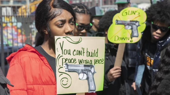 Fotografía de archivo de estudiantes, miembros del personal y defensores de Williamsburg Charter High School que participan en una manifestación contra la violencia armada en el distrito de Brooklyn de Nueva York, EE. UU., el 29 de marzo de 2023. EFE/EPA/Sarah Yenesel
