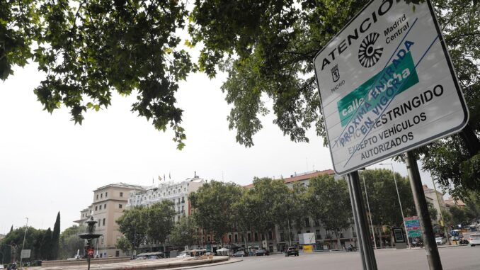 Vista de una señal vertical situada en la Calle de Atocha que el Ayuntamiento de Madrid ha instalado para informar de la entrada al área de acceso restringido de prioridad residencial y bajas emisiones "Madrid Central". EFE/J.P.Gandul
