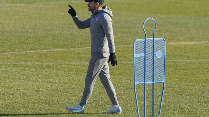 Simeone, durante el entrenamiento de este viernes. EFE/Sergio Pérez
