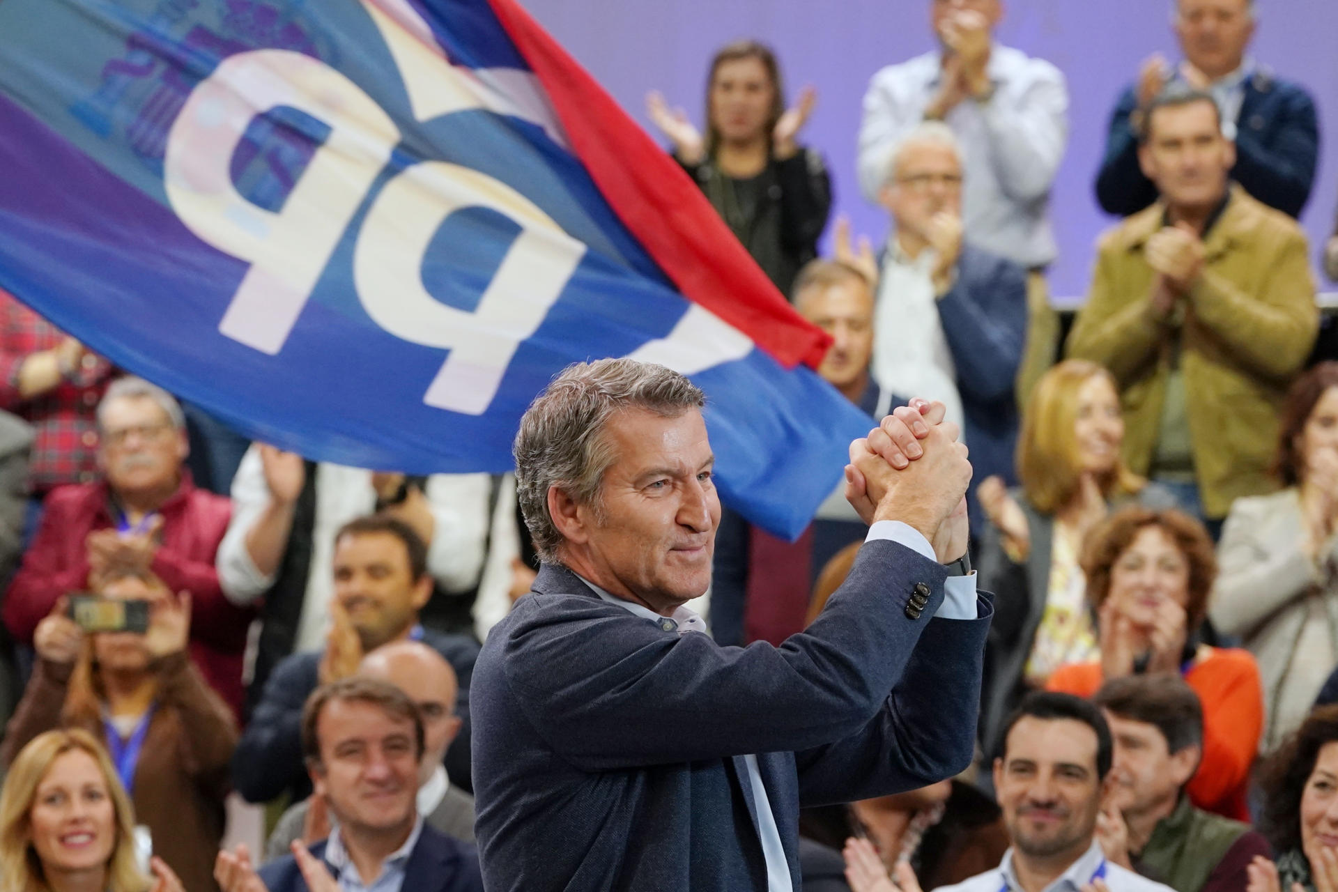 El presidente del PP, Alberto Núñez Feijóo, clausura la reunión Intermunicipal del partido que ha acogido Valladolid. EFE/Nacho Gallego
