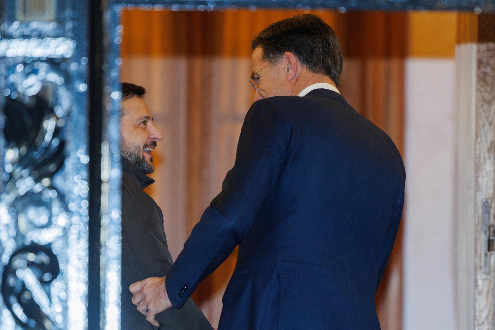 El Secretario General de la OTAN, Mark Rutte (D), da la bienvenida al Presidente ucraniano Volodymyr Zelensky (I) durante su reunión en la Residencia del Secretario General de la OTAN en Bruselas, Bélgica, el 18 de diciembre de 2024. (Zelenski, Bélgica, Ucrania, Bruselas) EFE/EPA/OLIVIER MATTHYS / POOL
