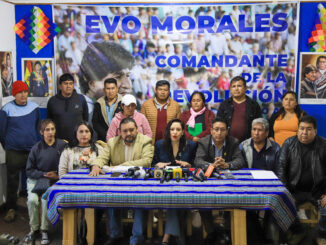 El equipo jurídico del Movimiento Al Socialismo (MAS), en defensa del expresidente boliviano Evo Morales, ofrece una conferencia de prensa este martes, en La Paz (Bolivia). EFE/ Gabriel Marquez