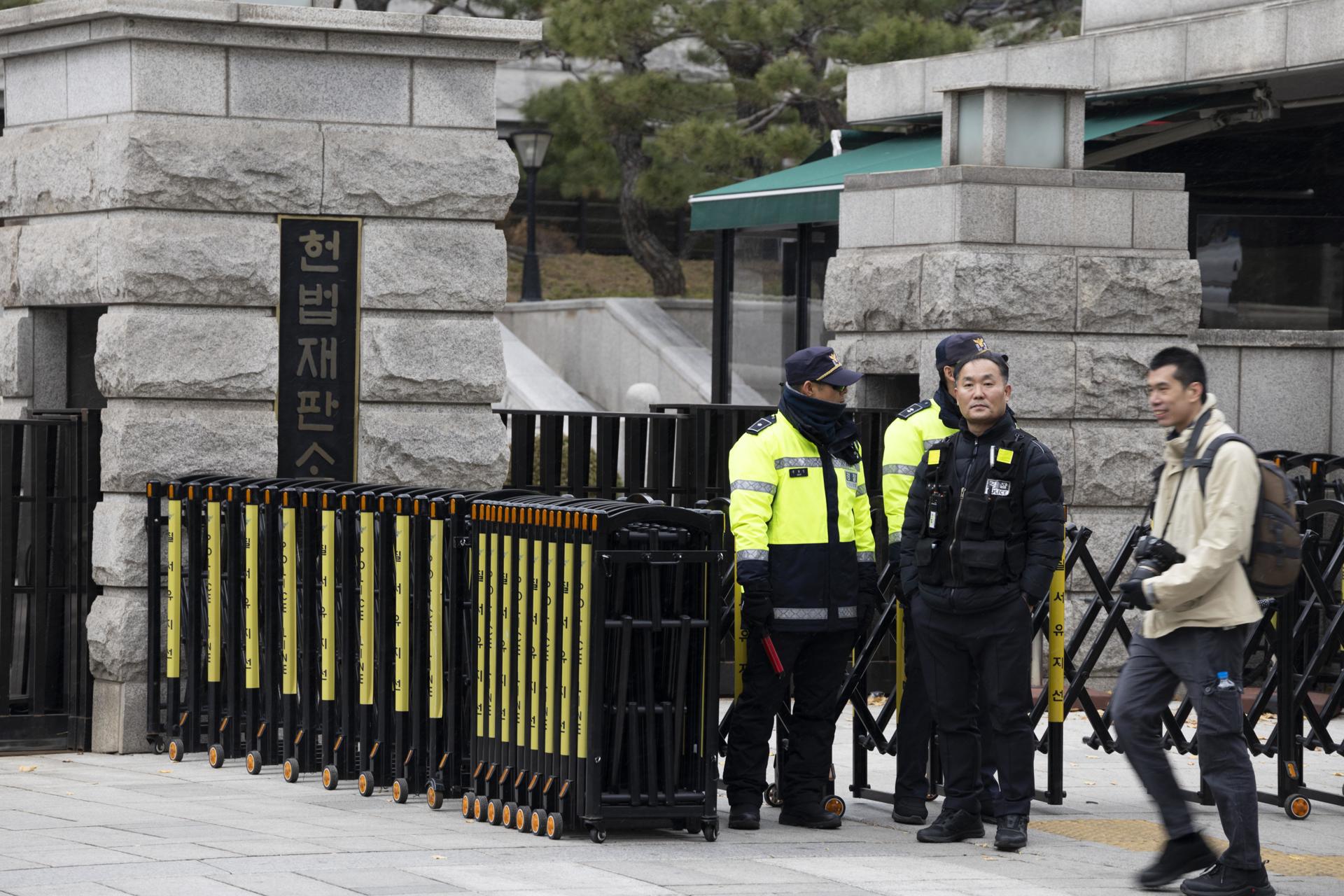 Agentes de policía hacen guardia frente al Tribunal Constitucional de Corea del Sur en Seúl, el 16 de diciembre de 2024. EFE/EPA/JEON HEON-KYUN
