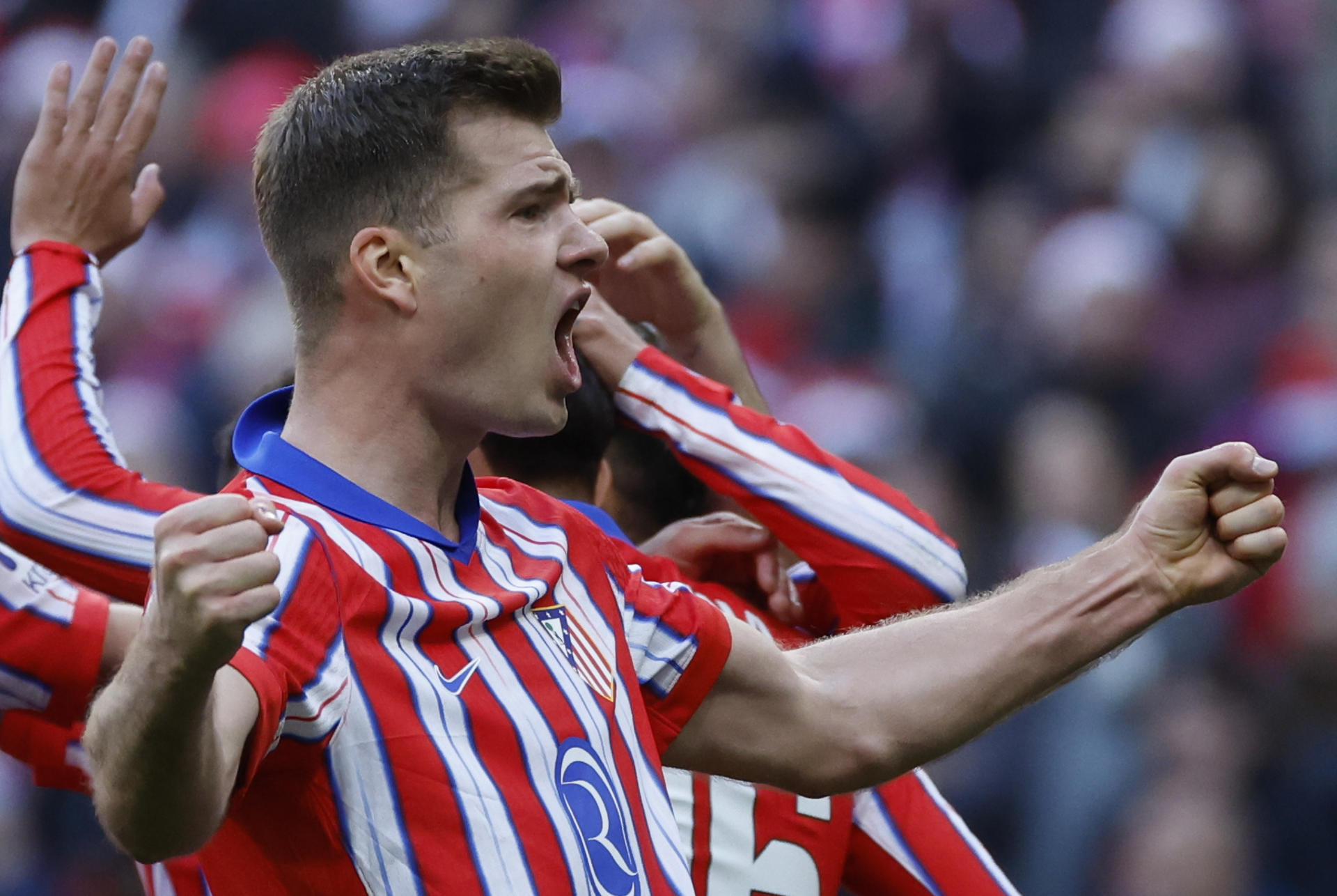 El delantero noruego del Atlético de Madrid Alexander Sørloth celebra con sus compañeros el gol marcado ante el Getafe durante el partido de Liga que disputan Atlético de Madrid y Getafe este domingo en el estadio Riyadh Air Metropolitano. EFE/Juanjo Martín
