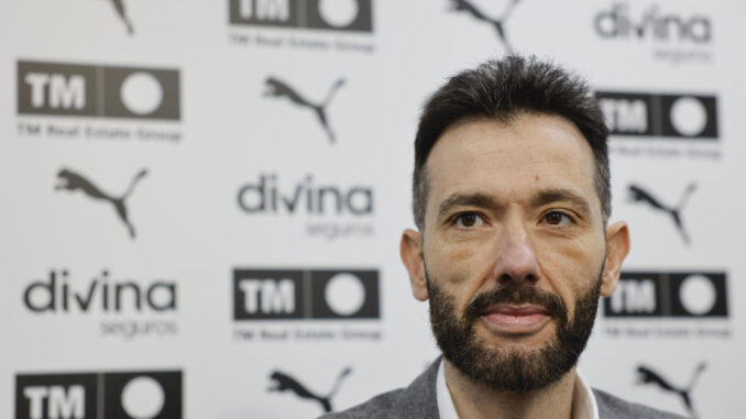 Carlos Corberán durante su presentación como nuevo entrenador del Valencia. EFE/ Ana Escobar
