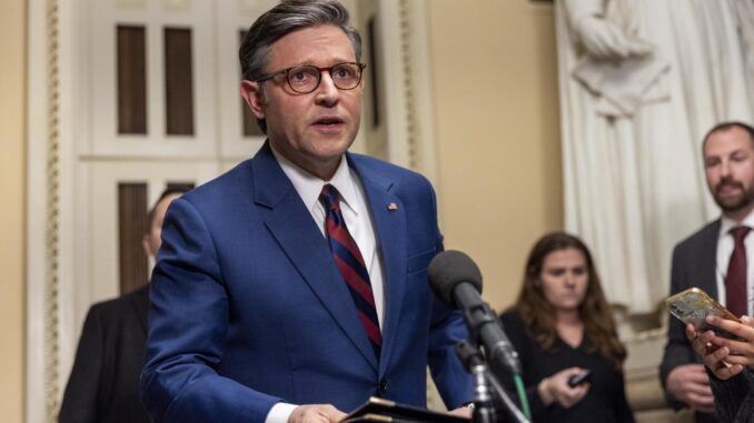 El presidente de la Cámara, Mike Johnson, ofrece declaraciones a los medios de comunicación mientras la Cámara vota sobre un plan republicano para evitar un cierre del gobierno en el Capitolio de EE. UU. en Washington, DC, EE. UU., 19 de diciembre de 2024. EFE/EPA/Shawn Thew
