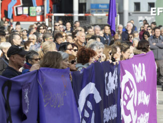 Concentración convocada este domingo por el movimiento feminista de Pasaia en protesta por el asesinato machista de este sábado en esta localidad guipuzcoana. La víctima del asesinato machista de este sábado en Pasaia (Gipuzkoa) había interpuesto en el pasado una denuncia por violencia de género contra su expareja, el hombre que presuntamente la mató pegándole varios disparos con una pistola. /Juan Herrero.